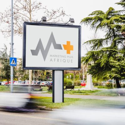 vehicule-flou-passant-par-panneau-affichage-vide-route_23-2147922085